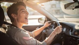 Wer beim Autofahren laut singt, besitzt laut Psychologen diese 7 besonderen Fähigkeiten